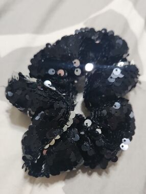 Women NWOT sparkle, glittery hair scrunchie